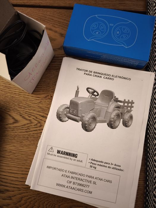 Trator eléctrico com atrelado