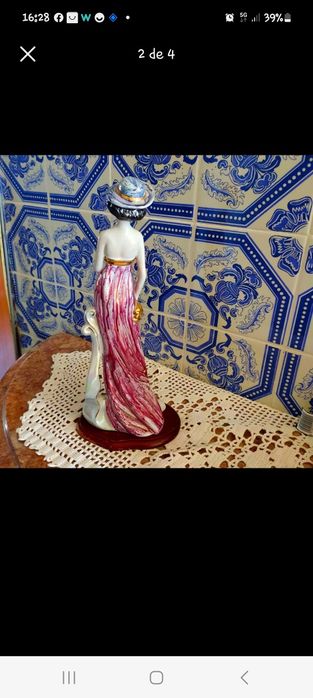 Estatuetas e pratos decorativos