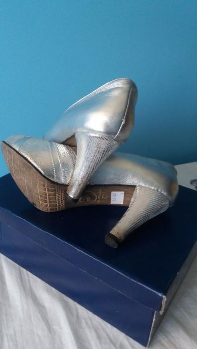 Sapatos de cerimónia novos em folha, lindissímos