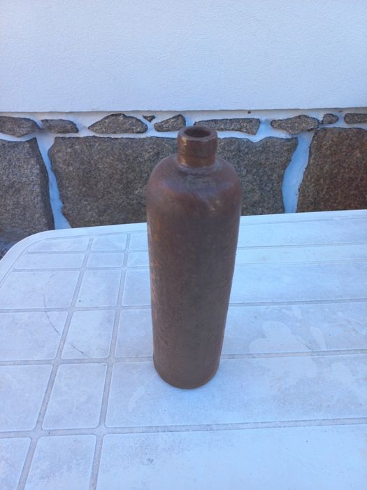 Garrafa antiga em cerâmica
