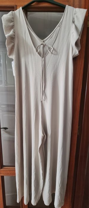 Macacão bege comprido, com folhos nos ombros. TU