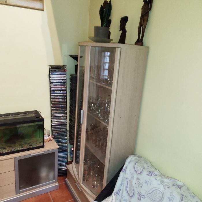 Cristaleira antiga em excelente estado + loiça incluída