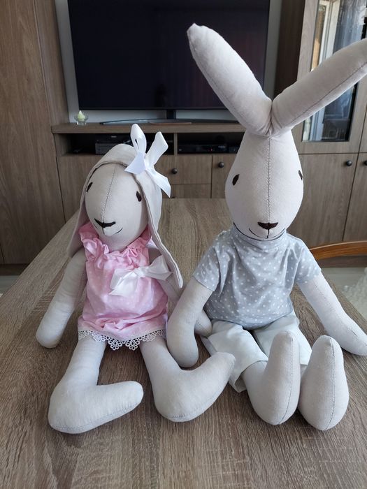 Maskotki zające dziewczynka i chłopiec