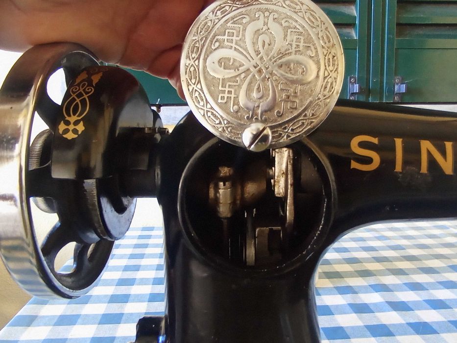 Maquina de costura Singer muito antiga, em bom estado