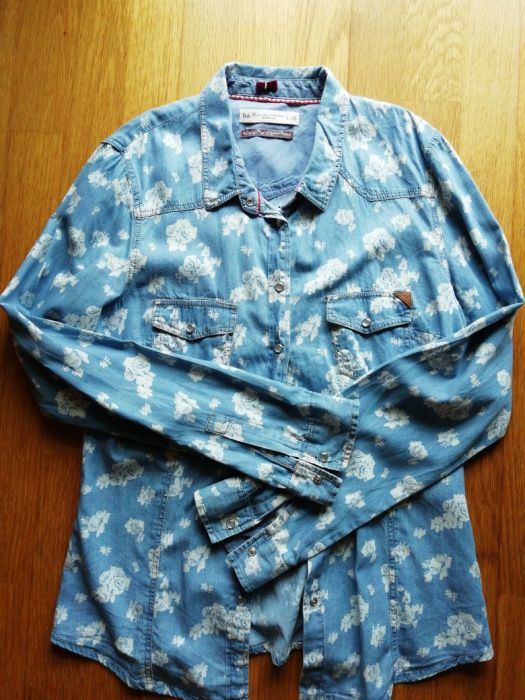 Vários camisas e T-shirts