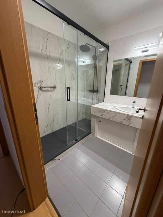 Apartamento T2 com Varanda e Garagem em Telheiras