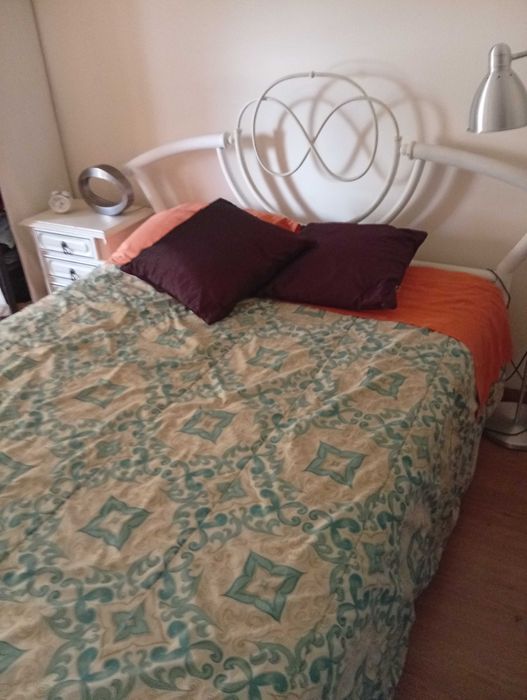 Cama de ferro em branco