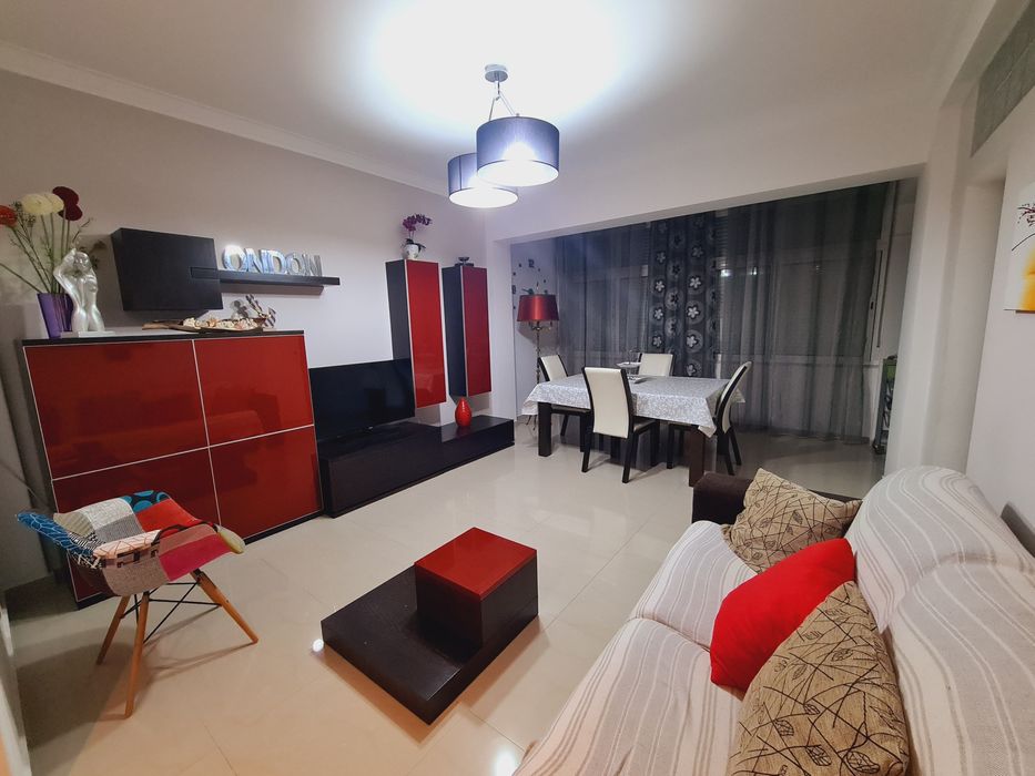 Conjunto de móveis de sala com mesa e cadeiras de pele.