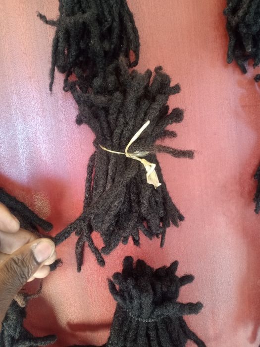 Vendas de Rastas feito de cabelo humano , temos rastas finas e grossas