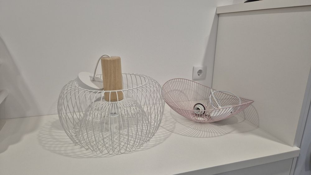 Dois candeeiros de teto