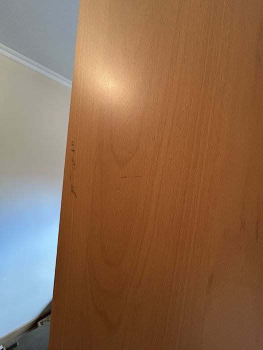 Estante castanha em bom estado