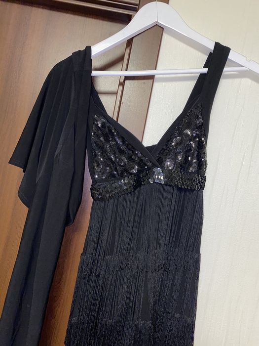 Вечірня сукня з паєтками та рюшами