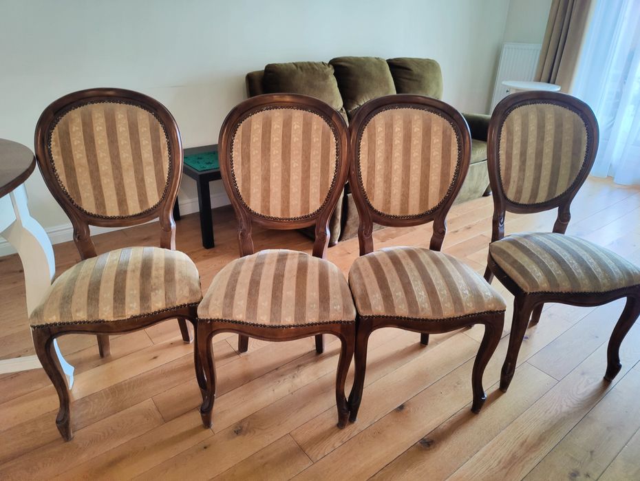 Krzesła drewniane medaliony.