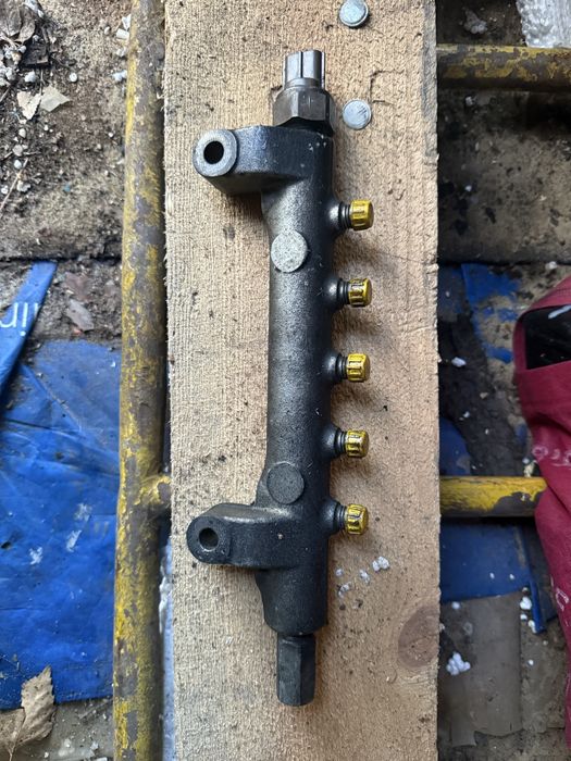 Паливна рейка всборі з датчиком та трубками Nissan Navara d40