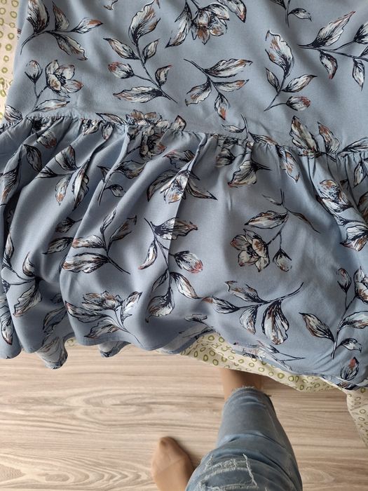 Sukienka w kwiatki z długim rękawem