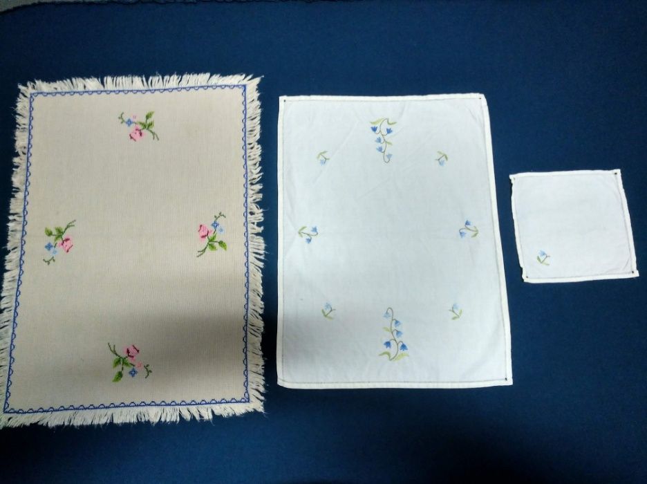 3 Naperons + 3 Bases para copos (bordados à mão)