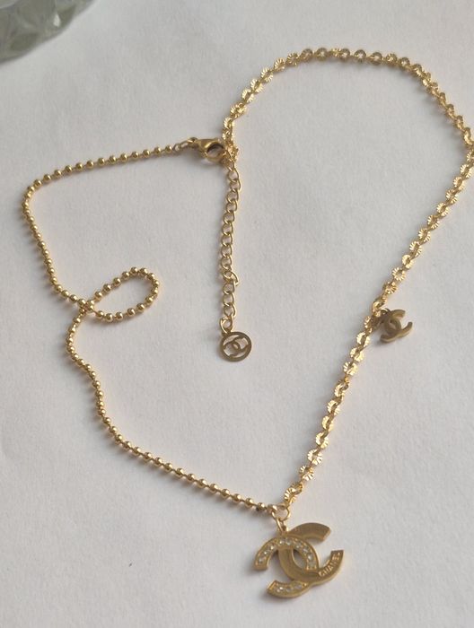 Niepowtarzalny łańcuszek, kryształki, napis Cudo