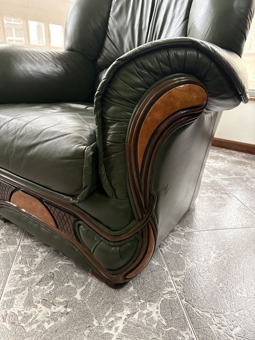 Conjunto Sofá-Cama 3 Lugares + 2 Cadeirões - Pele Genuína e Madeira