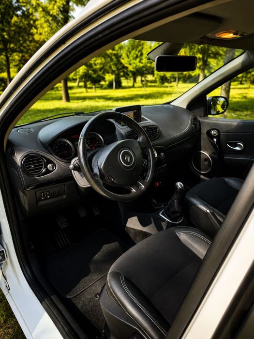 Renaul Clios sport tourer