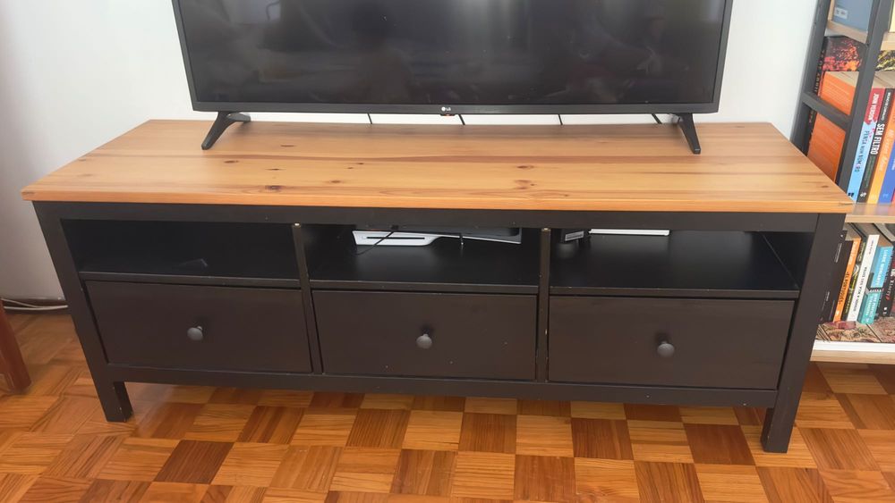 Móvel de TV IKEA HEMNES preto e castanho