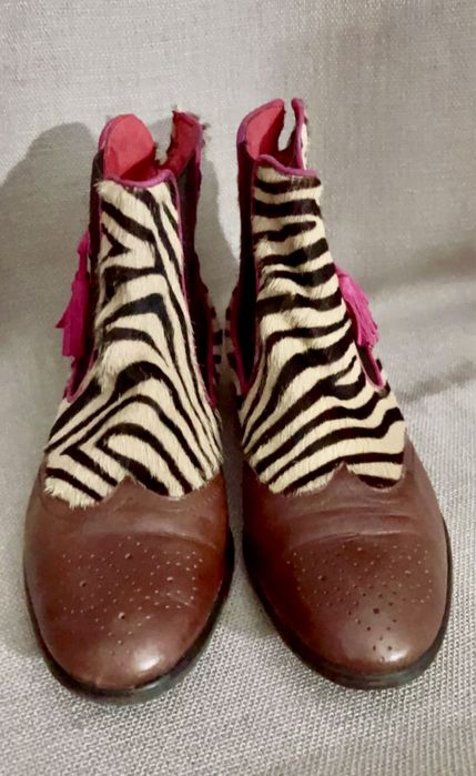 Botins em couro bege e rosa