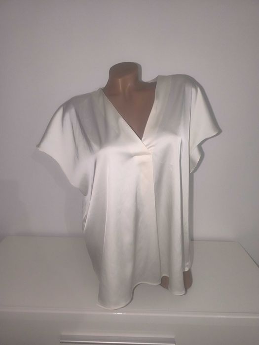 Гарна блузка під атлас молочного кольору 54 розмір