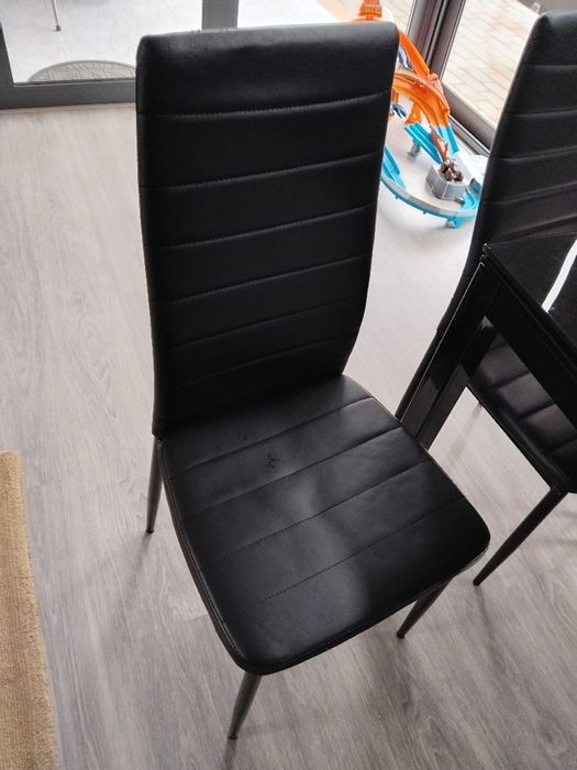 Cadeiras em napa preta