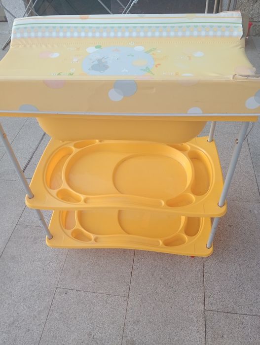 Muda fraldas com banheira