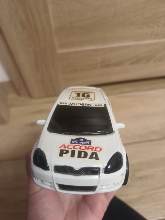 Białe auto samochód