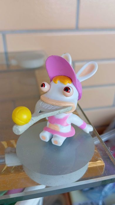 Various collectible figures64586295822082123