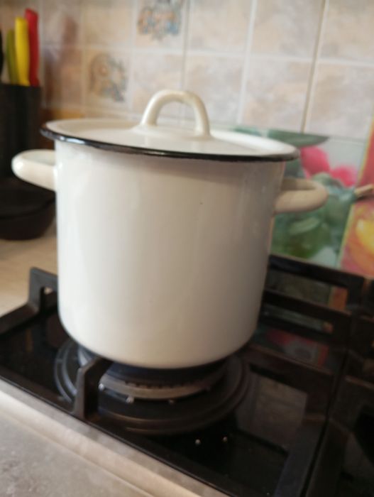 Кастрюля эмаль . Объем 2 л.