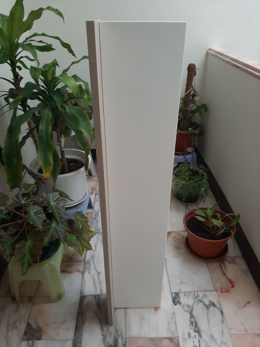 Prateleira de madeira branca e creme