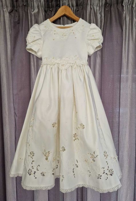 Продам нарядное платье для девочки