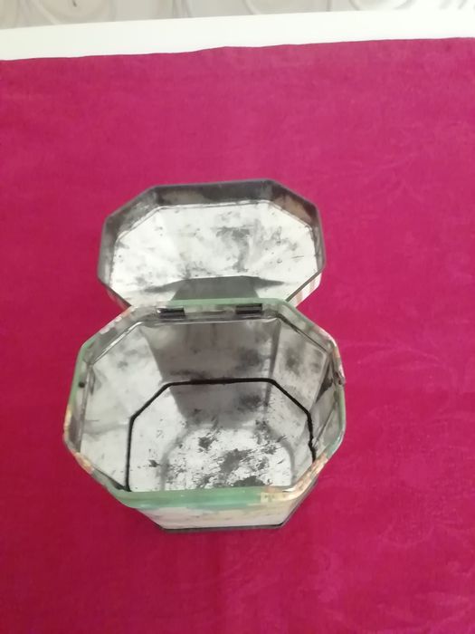 Lata inglesa, antiga, vazia