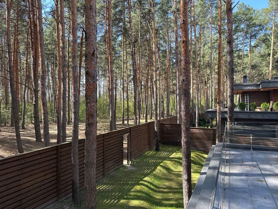 Продаж ексклюзивного будинку в лісі.