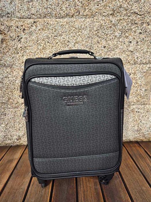 Mala de viagem de 53 cm com as etiquetas ainda