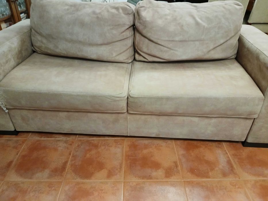 2 Sofás, um de 3 lugares e outro de 2 lugares