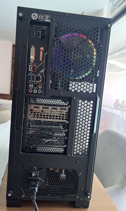 Computador gaming semi novo com oferta de monitor,rato e teclado