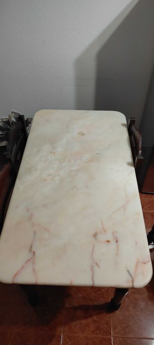 Mesa refeição com tampo em mármore e 4 cadeiras