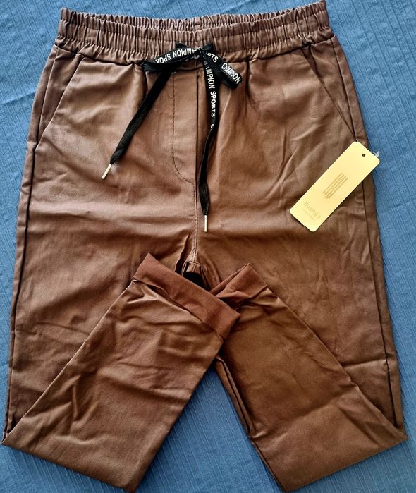 Calças, castanho chocolate, com bastante elastano. L