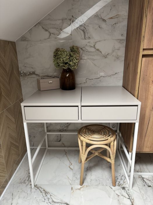 Toaletka kaszmirowa marki Górna Półka