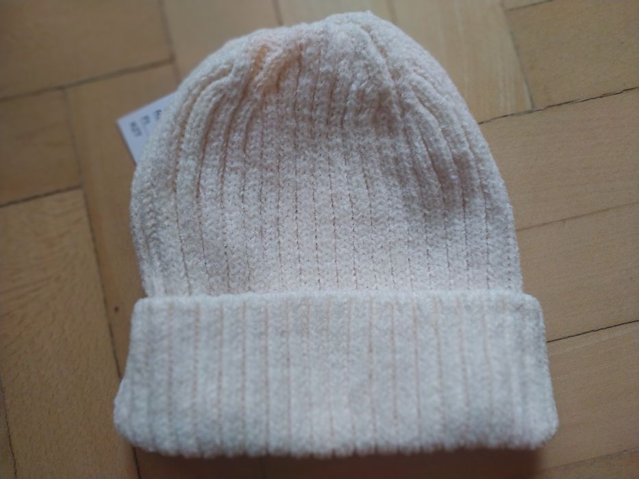 Kremowa czapka damska