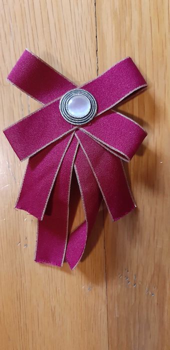 pulseira, brincos e alfinete