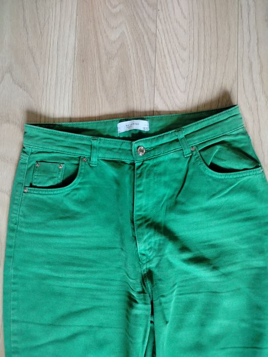 Zielone spodnie jeansowe damskie