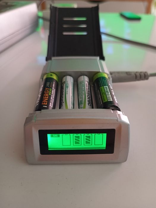 Carregador de pilhas AA e AAA