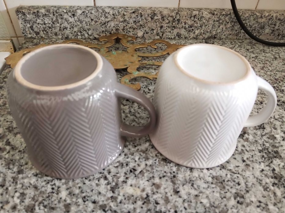 Par chávenas de café.