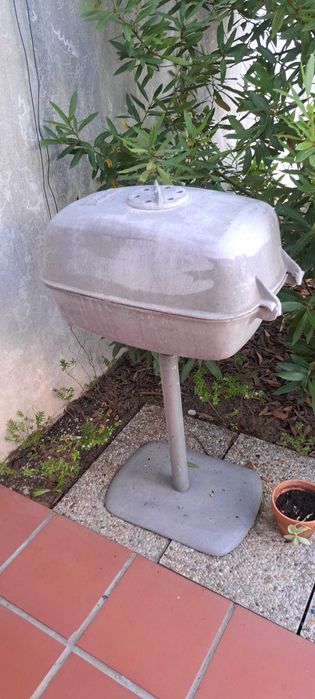 Vendo 2 fogareiros a carvão em bom estado, entrega a carga do comprador