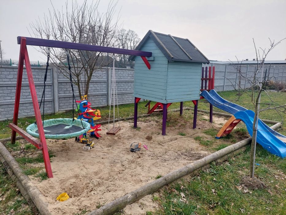 Plac zabaw dla dzieci wraz z akcesoriami
