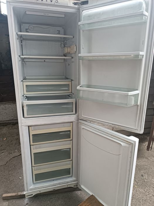 Продается холодильник Аристон