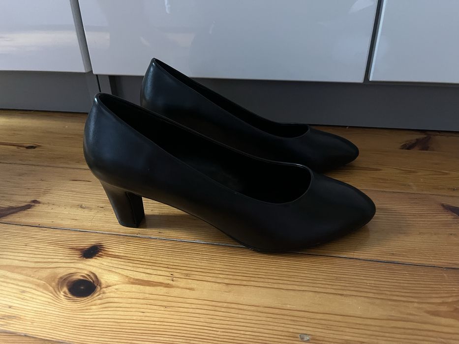 Czarne buty na obcasie